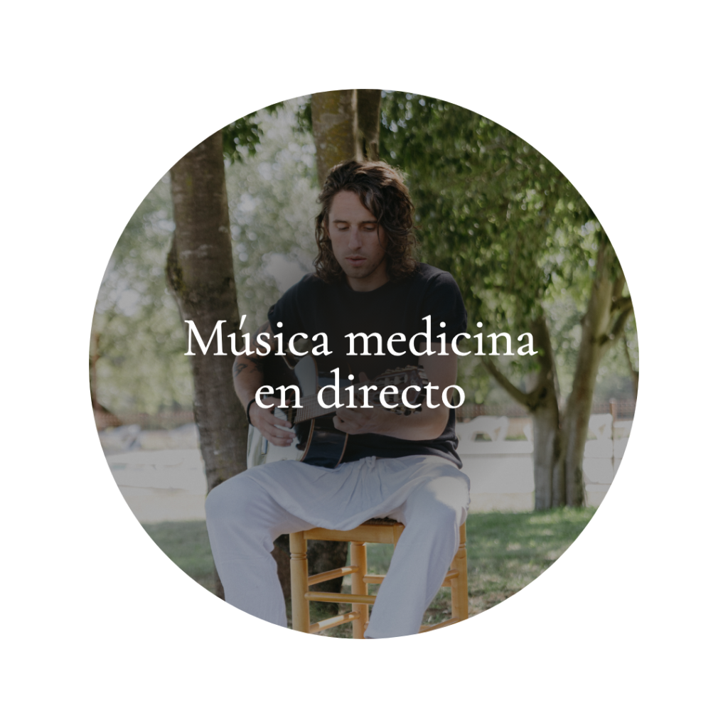 Sumérgete en actuaciones en vivo que canalizan vibraciones curativas y energía espiritual. La música realza cada ceremonia, creando una atmósfera sagrada y edificante que profundiza la conexión emocional y la transformación.